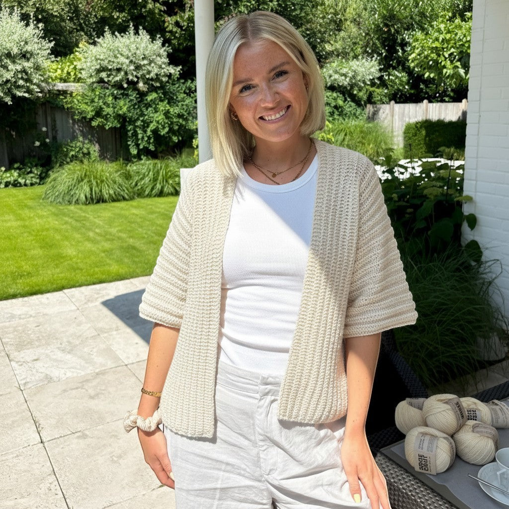 BellaLana Häkel-Set für einen beigen Cardigan aus Bambus-Garn mit Kimono-Ärmeln, getragen von einer lächelnden Frau.