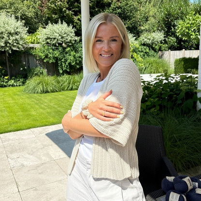 BellaLana Häkel-Set für einen beigen Bambus-Cardigan mit Kimono-Ärmeln, getragen von einer Frau im Garten.